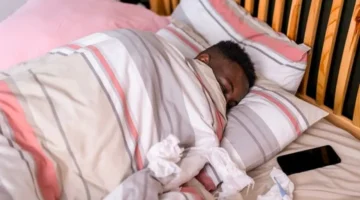 ابتعدوا عن الهواتف داخل غرفة النوم والحمام يوميًا